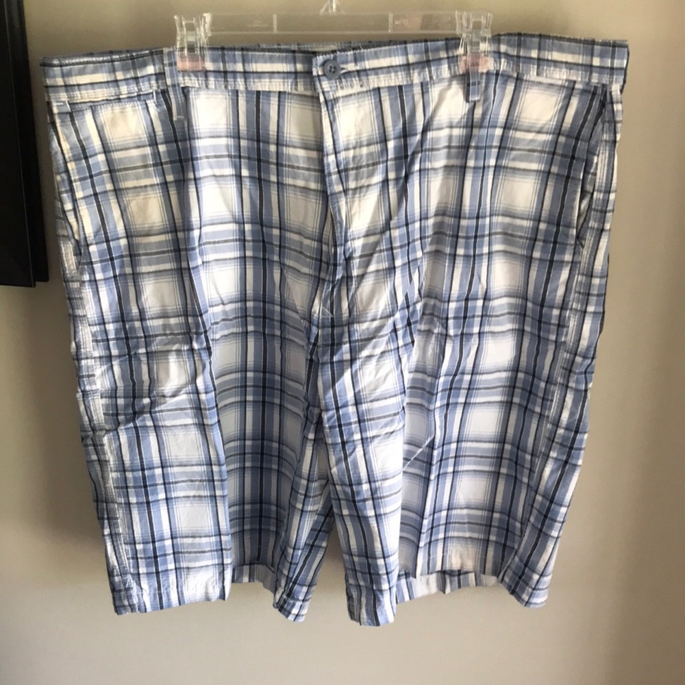 NWOT! Wrangler Men’s flat front plaid (white, navy, and blue) shorts